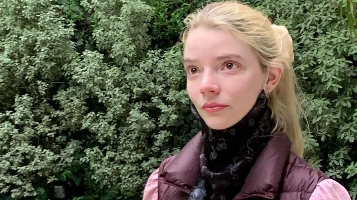 Anya Taylor-Joy esclarece o tweet do 'Gambito da Rainha 2', e afirma que  ela foi hackeada 